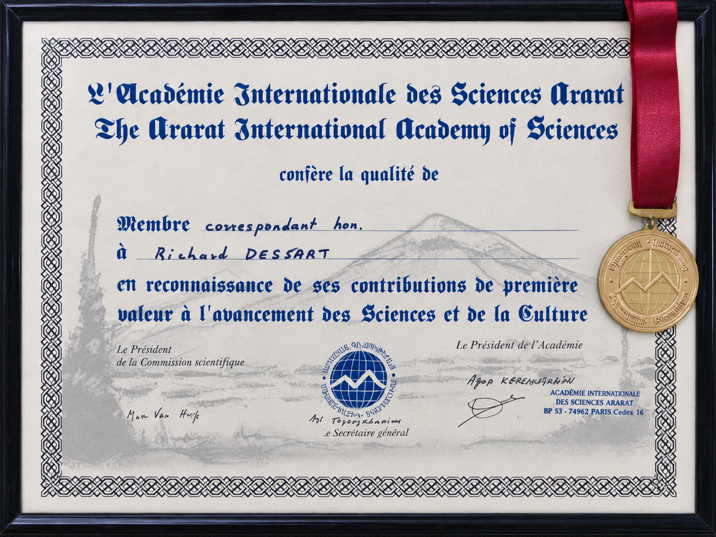 Médaille et diplôme de membre correspondant honoraire remis à Richard Dessart par l’Académie internationale des sciences Ararat